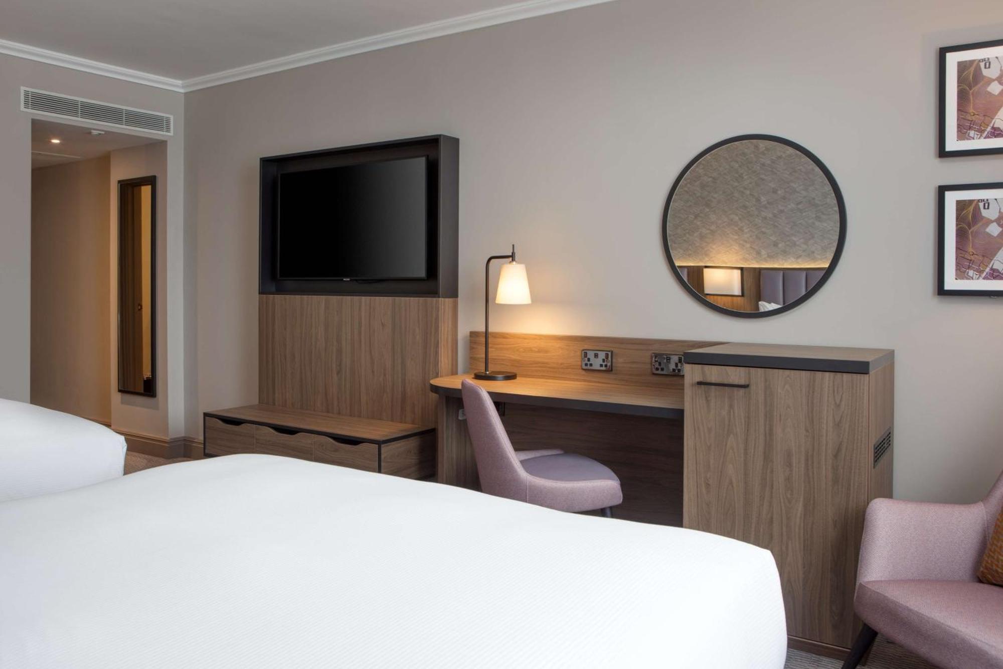 Doubletree By Hilton Dartford Bridge Hotel Екстериор снимка