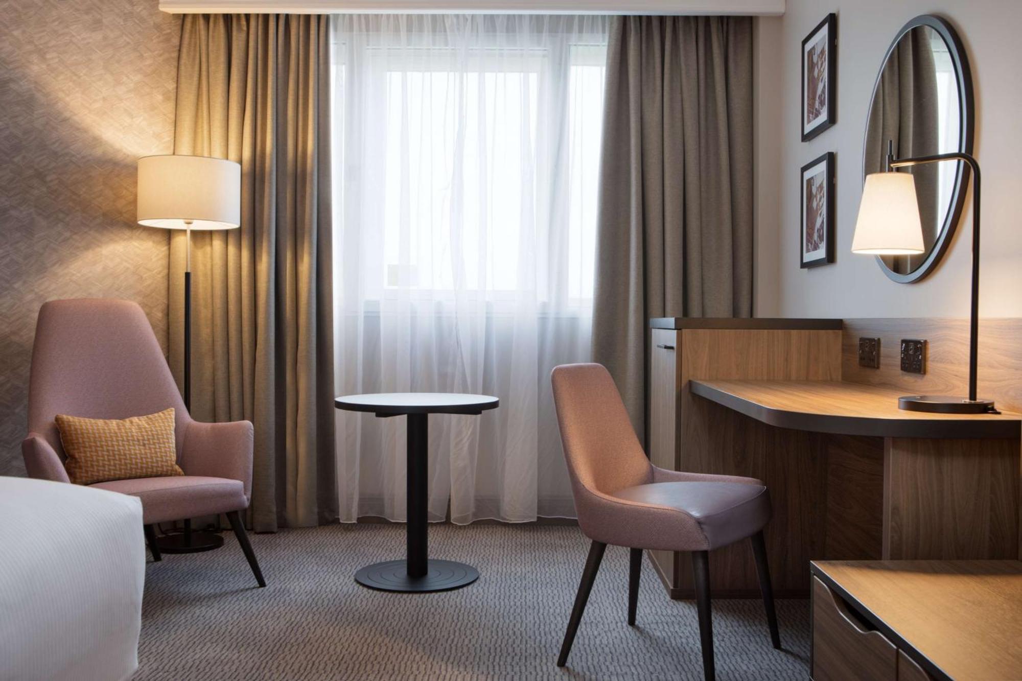 Doubletree By Hilton Dartford Bridge Hotel Екстериор снимка